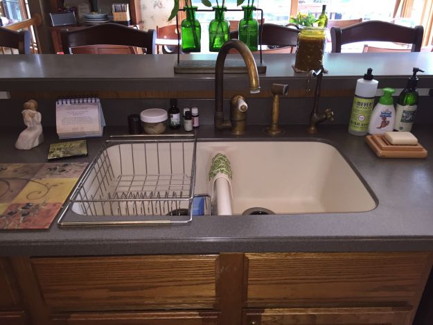 How to organize under the kitchen sink according to decluttering