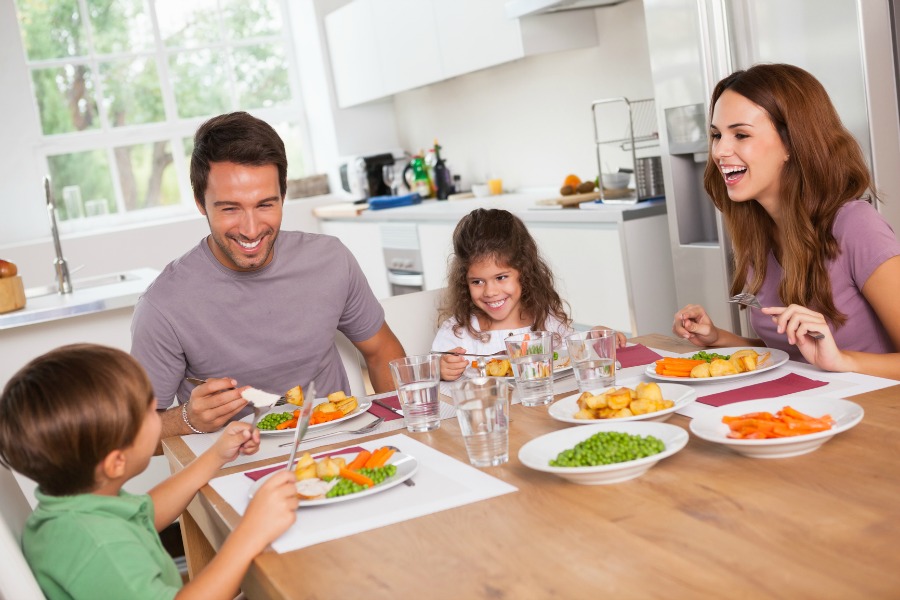 Podcast Ep. 25: The Family Dinner Table - Thankful Homemaker