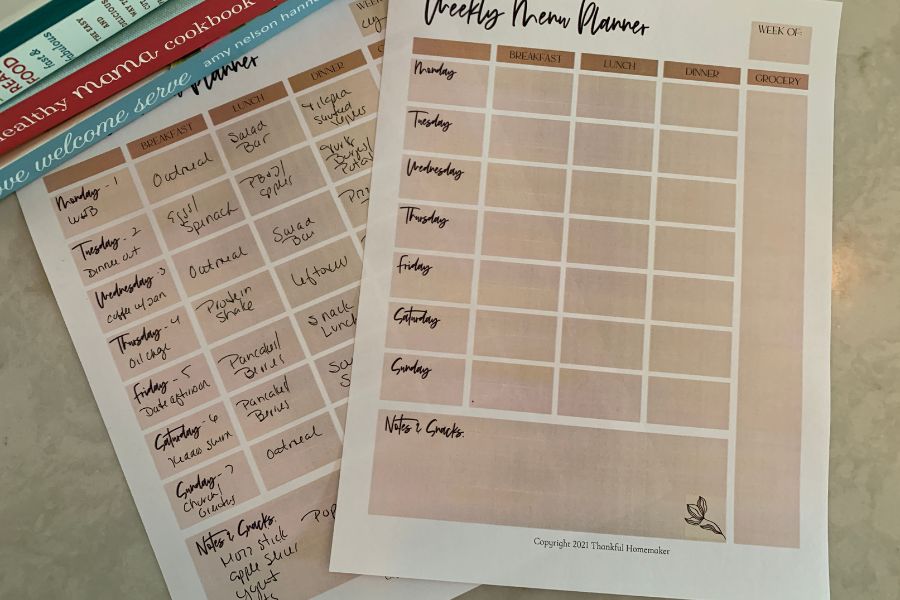 Do you struggle with menu planning? Simplify your weekly meal planning with this FREE Weekly Menu Planning PDF. @thankfulhomemaker